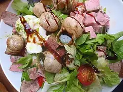 Salade bourguignonne, avec jambon persillé et escargots de Bourgogne