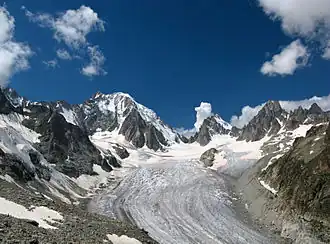 Le glacier de Saleinaz dominé notamment par l'aiguille d'Argentière (à gauche) vus depuis la cabane de Saleinaz à l'est.