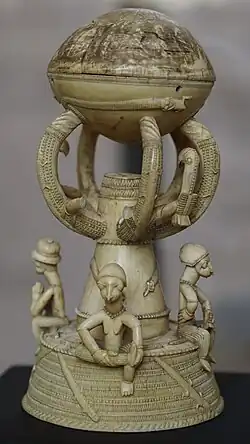 Salière sapi en ivoire du Musée Saint-Remi de Reims.