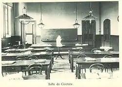 Photographie de la salle de couture du lycée, avec le matériel adéquat.