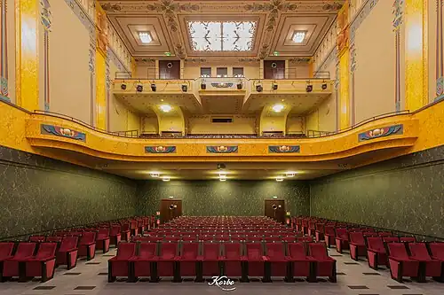 La salle Youssef-Chahine, reconstruction à l'identique de la salle no&nbsp;1 de 1921, est un exemple typique d'éclectisme égyptien.