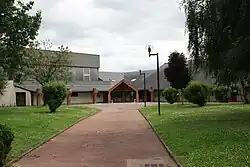 La salle des fêtes où se déroulent les manifestations.