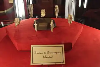 la Dame de Brassempouy et les artefacts retrouvés datés du Gravettien (-25 000 ans) sont des témoins d'une implication artistique s'apparentant à un rôle socio-culturel central pour ces créateurs/créatrices. Musée d'Archéologie nationale à Saint-Germain-en-Laye, France;