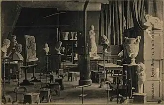 Une salle de dessin du lycée au début du XXe&nbsp;siècle,source : Archives départementales de l’Allier, 9 J 39