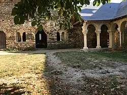 Reste de la travée Est, porte d'accès au dortoir des moines, et salle capitulaire