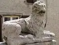 Statue de lion devant l'église.
