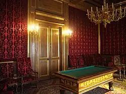 Photographie en couleurs d'une salle d'un château.