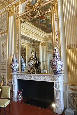 Cheminée avec cartel et vases japonais en porcelaine.