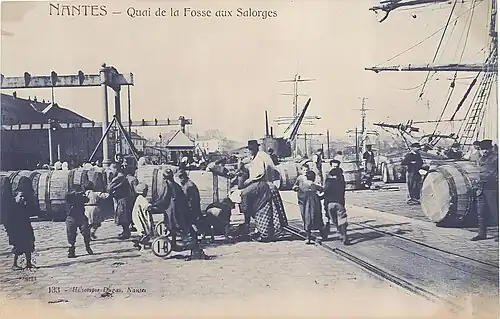 Manutention portuaire devant les Salorges vers le début du XXe&nbsp;siècle.