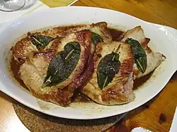 Saltimbocca à plat cuit.