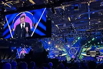 Des écrans diffusent des gros plans de la scène pour le public.