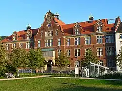 Bâtiment de briques rouges.