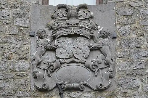 Château-ferme. Dalle aux armes des Glimes de Brabant et t'Serclaes datée 1667.