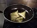 Sambusas somalis en train de frire.