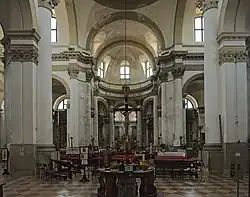 Intérieur par l'entrée latérale