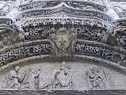 Le tympan de la façade principale.