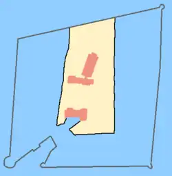 Carte montrant une île rectangulaire avec trois bâtiments épars.