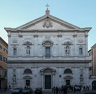 Façade de marbre blanc d'une église.