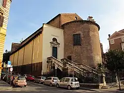Photographie en couleurs du mur d'une église.