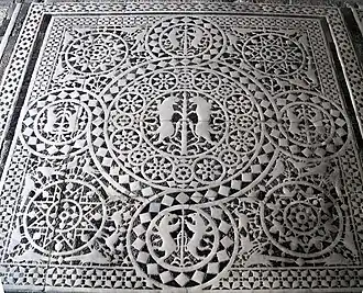 Pavement d'art roman italien du XIIe&nbsp;siècle de la basilique San Miniato al Monte à Florence, représentant les signes du zodiaque, en marbre blanc contrastant avec de la serpentinite de Prato vert sombre.