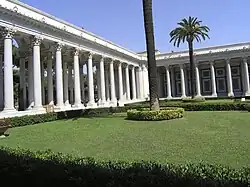 Le quadriportique et ses colonnes.