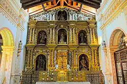 Photographie en couleur représentant l'intérieur d'un édifice religieux.