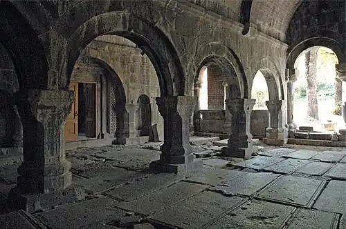 Gavit du premier style, Sanahin, Sourp Astvatsatsin.