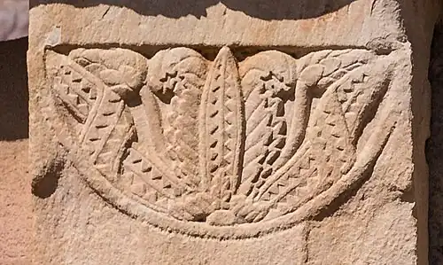 Motifs de palmette, souvent présent dans l'iconographie bouddhiste ancienne.