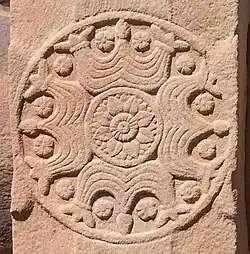 Motif formé de triratnas.