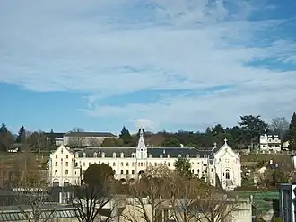 Le monastère du Carmel vue depuis la basilique Notre-Dame-du-Rosaire.