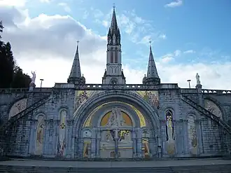 Sur la gauche (derrière les rampes) : L'Annonce du Royaume des Cieux. À gauche : Le Baptême de Jésus. À droite : La Transfiguration. À droite (derrière les rampes) : La Guérison du paralytique.