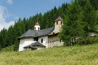 Sanctuaire de Notre-Dame des Vernettes, face Sud vue en contrebas.