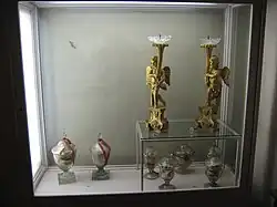 Ange-candélabres et reliquaires.