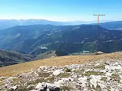 Vue depuis Puig de Pelada sur le village de Railleu et sur le point culminant de la commune de Railleu, Pica Bastard (2093 m).