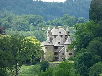 Le château de Veyrières.