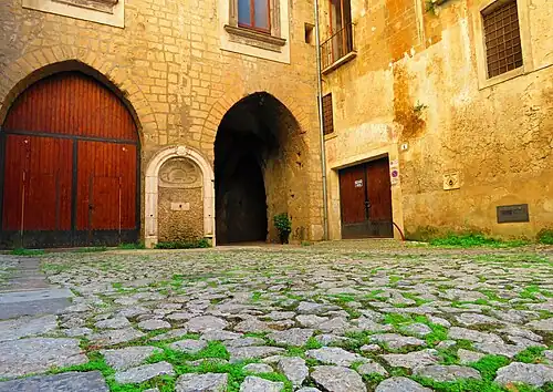 La cour intérieure.