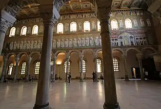 Arcades paléochrétiennes des colonnades et des fenêtres de la basilique Saint-Apollinaire-le-Neuf de Ravenne (Ve – VIe&nbsp;siècle).