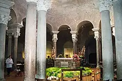 L'autel au centre, bien éclairé grâce aux grandes fenêtres du tambour.