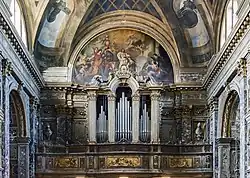 La contre-façade et l'orgue.