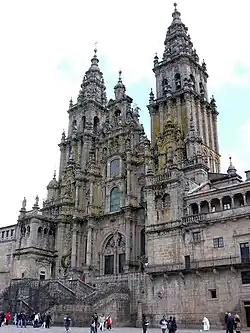 La cathédrale de Saint-Jacques-de-Compostelle vue de la place de l'Obradoiro.