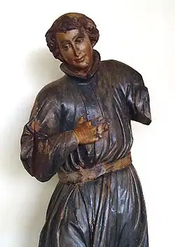 Photographie en couleur d'une sculpture religieuse.