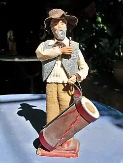 Le tambourinaire, santon habillé.