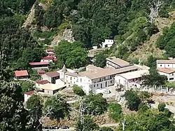 Photographie couleur prise de loin avec vue surplombante du sanctuaire placé au centre et entouré de maisons