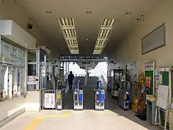 Portillons d'accès au quai.