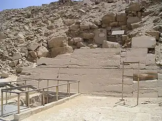 Face nord de la pyramide d'Ounas avec l'accès aux appartements funéraires