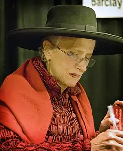 Description de l'image SaraParetsky.jpg.