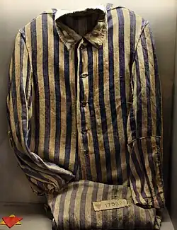 Triangle ennemi politique rouge du détenu de Sachsenhausen au sommet d'un triangle juif jaune (en bas à gauche)