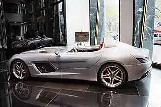 Vue de côté de la Mercedes-Benz SLR Stirling Moss.