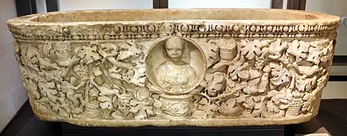 Sarcophage avec portrait du défunt.