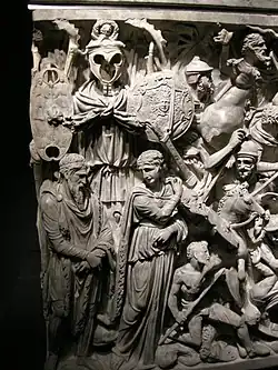 Détail du côté avant gauche : trophées, chef barbare et épouse présumée.